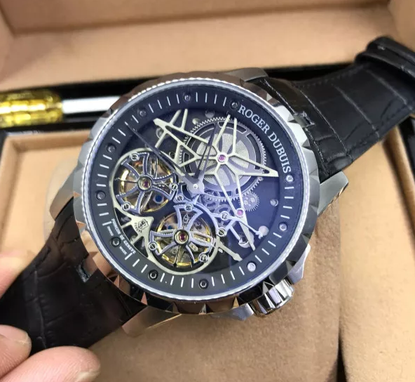 Часы Roger Dubuis