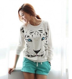 свитер с мордой тигра