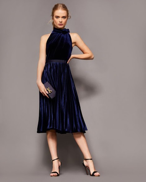 фото-синеее-бархатное-платье-модное-миди