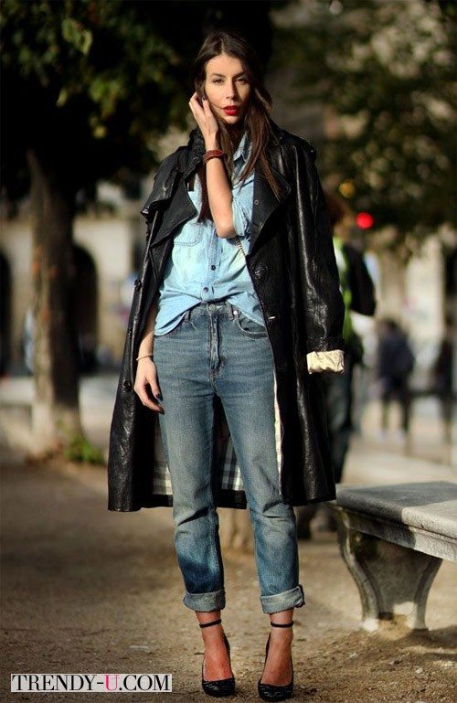 фото модные джинсы бойфренды и черный кожаный плащ