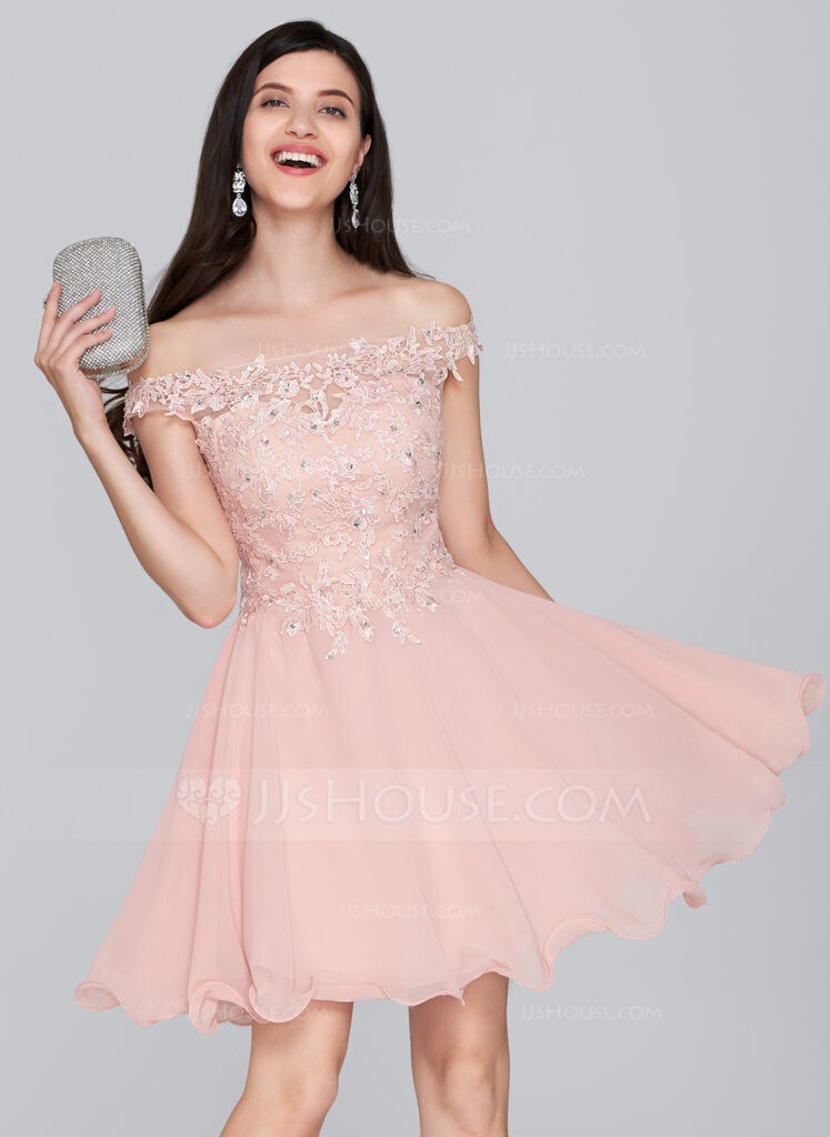 фото короткое розовое выпускное платье и серебряный клатч
