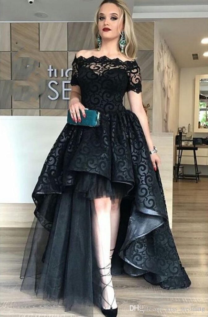 фото выпускное платье черное длинное с открытыми плечами