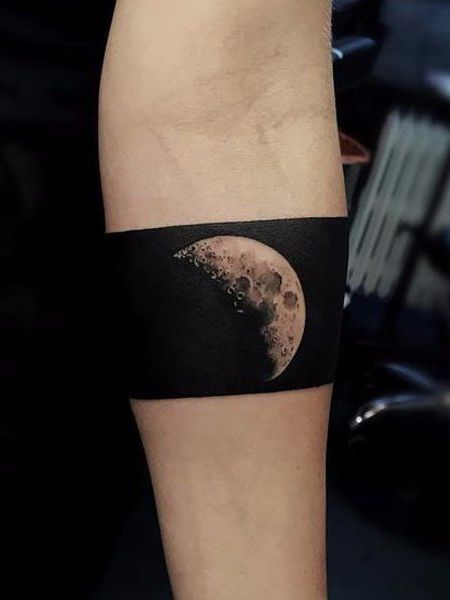 Топ-20 незабываемых татуировок с луной для женщин