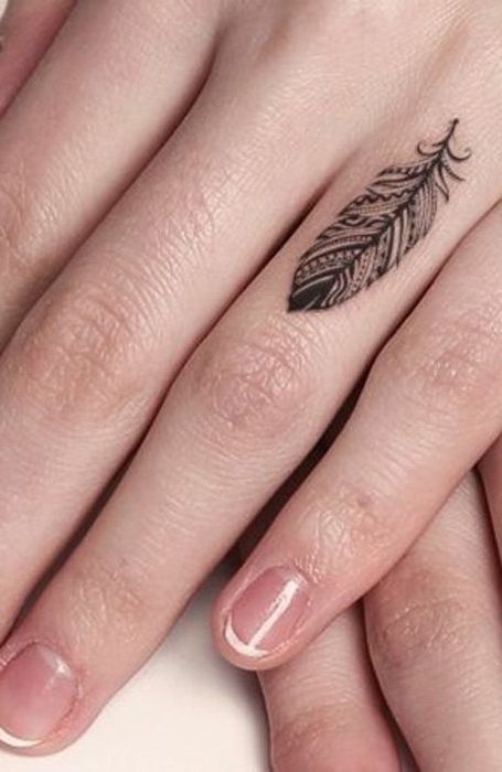 Топ-25 символичных татуировок с перьями для женщин