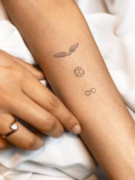 Топ-25 идей минималистичных татуировок для девушек