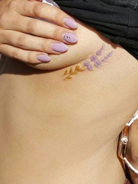 Топ-20 сексуальных татуировок под грудью для женщин