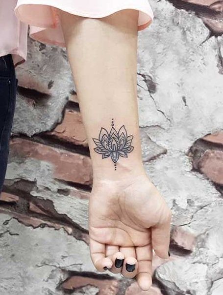 Топ-25 стильных татуировок с цветком лотоса для женщин