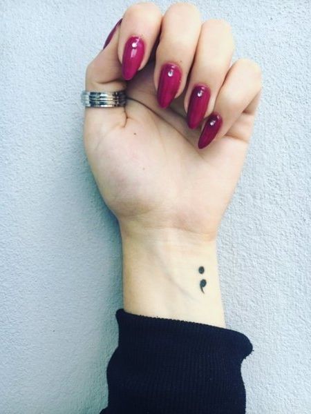 Топ-25 милых татуировок на запястье для женщин
