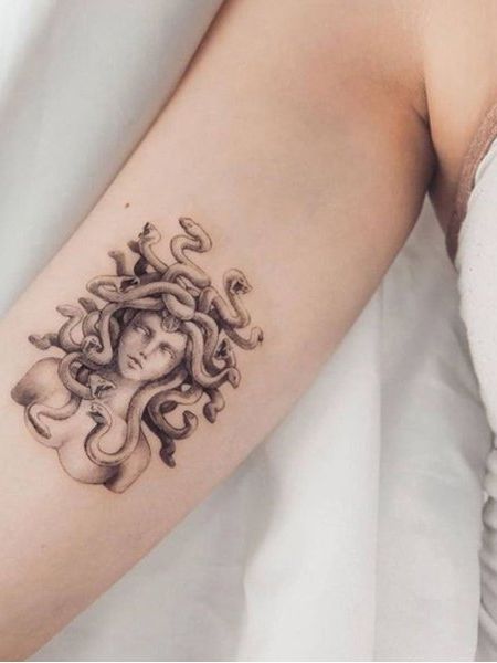 Топ-20 эффектных татуировок с медузой для женщин