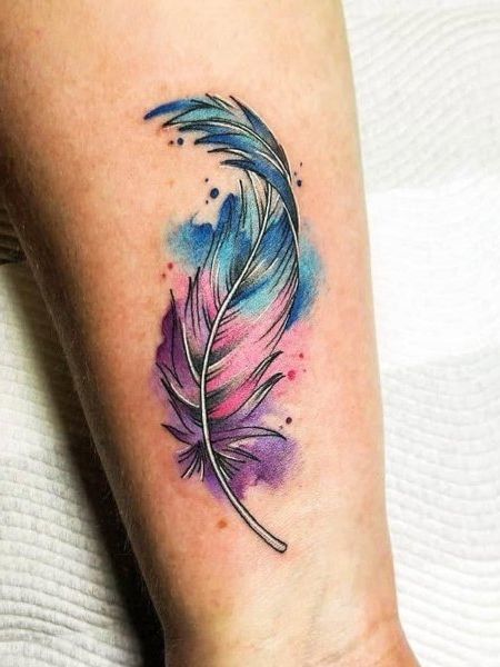 Топ-25 символичных татуировок с перьями для женщин