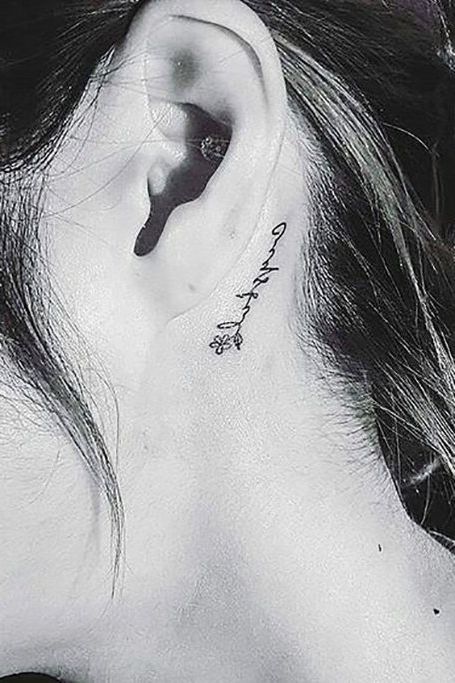 Топ-20 милых татуировок за ухом для женщин