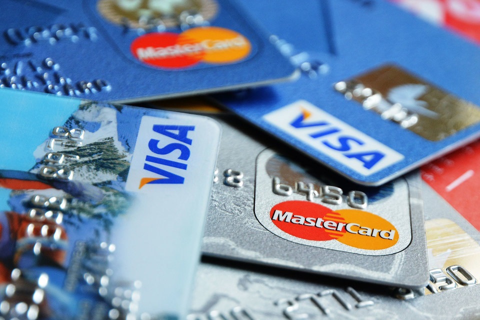 В чем разница между кредитной и дебетовой картой?