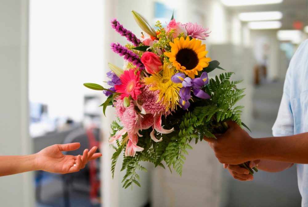 Как сделать приятный сюрприз любимому человеку с помощью букета цветов
