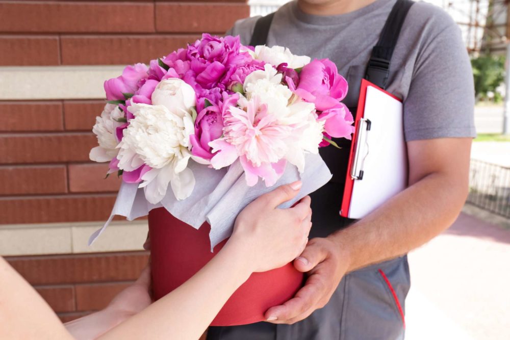 Как сделать приятный сюрприз любимому человеку с помощью букета цветов